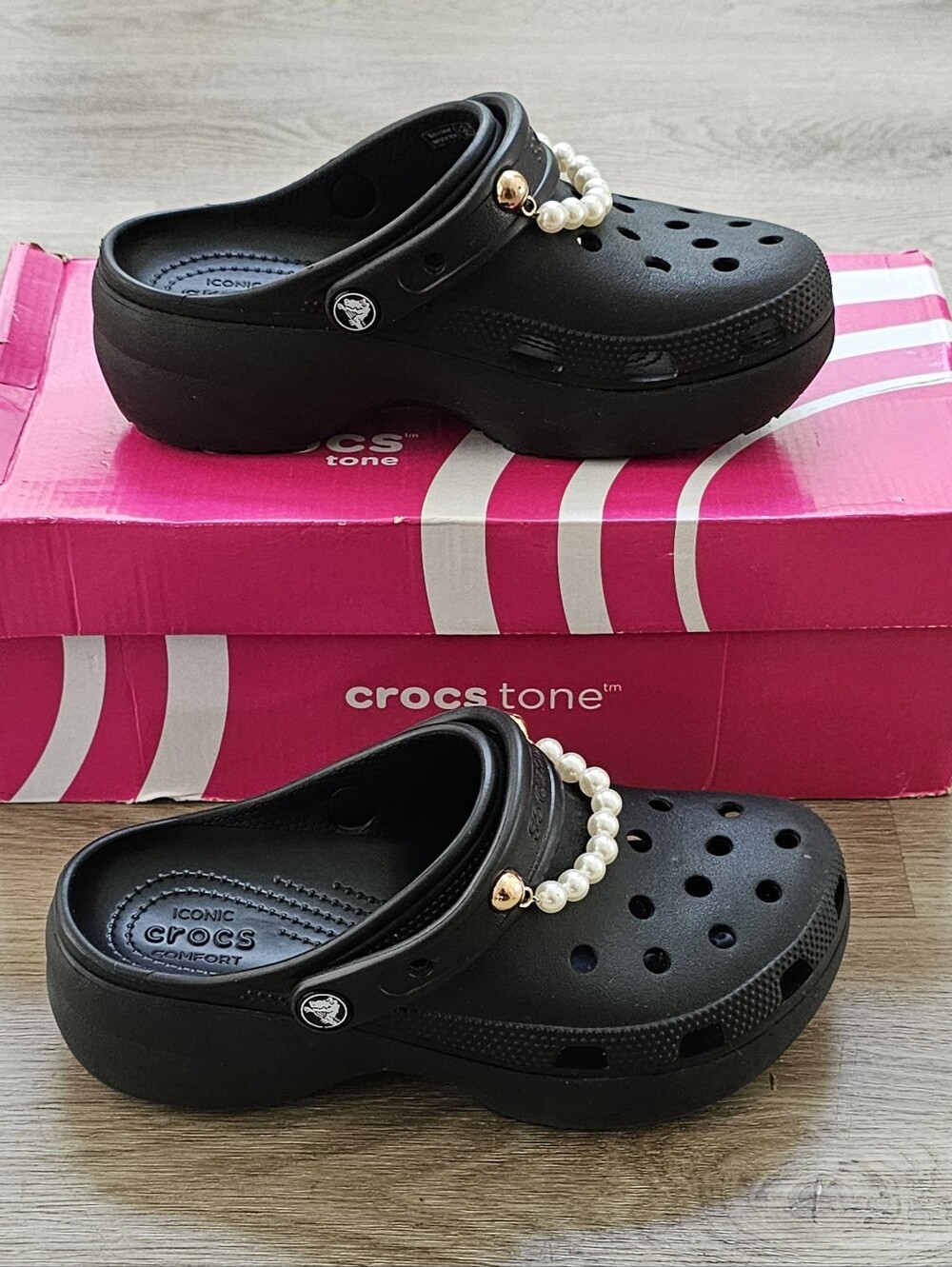 Crocs Classic Platform Black Clogs Women’s 7 Pearl Gold Charm